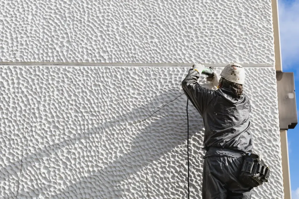 外壁の剥がれを発見した時の失敗しない対処法